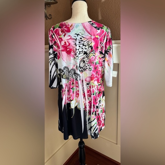 ONE WORLD Pink and Black Floral V-Neck Blouse 2X - Picture 2 of 11